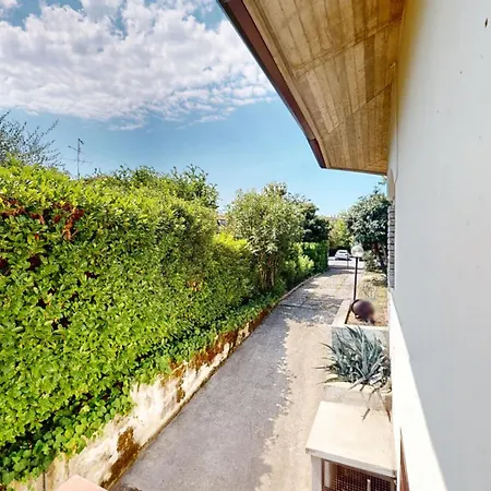 Valentine Lakeside By Bookinggardalake Villa *