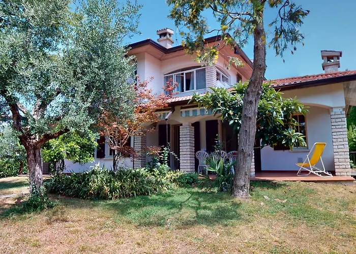 Valentine Lakeside By Bookinggardalake Villa *