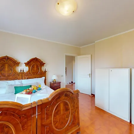 Valentine Lakeside By Bookinggardalake Villa